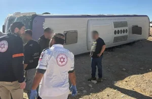 إسرائيل.. إصابة 17 جنديا انقلبت حافلتهم قرب النقب